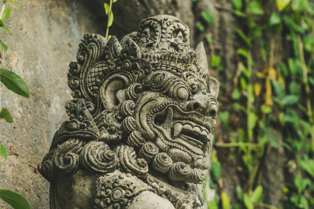 Bar chart comparing average costs of outdoor decor: garden statues ($15-$45 used), solar lights ($80+), premium planters ($60+), showing statues as most cost-effective longevity option