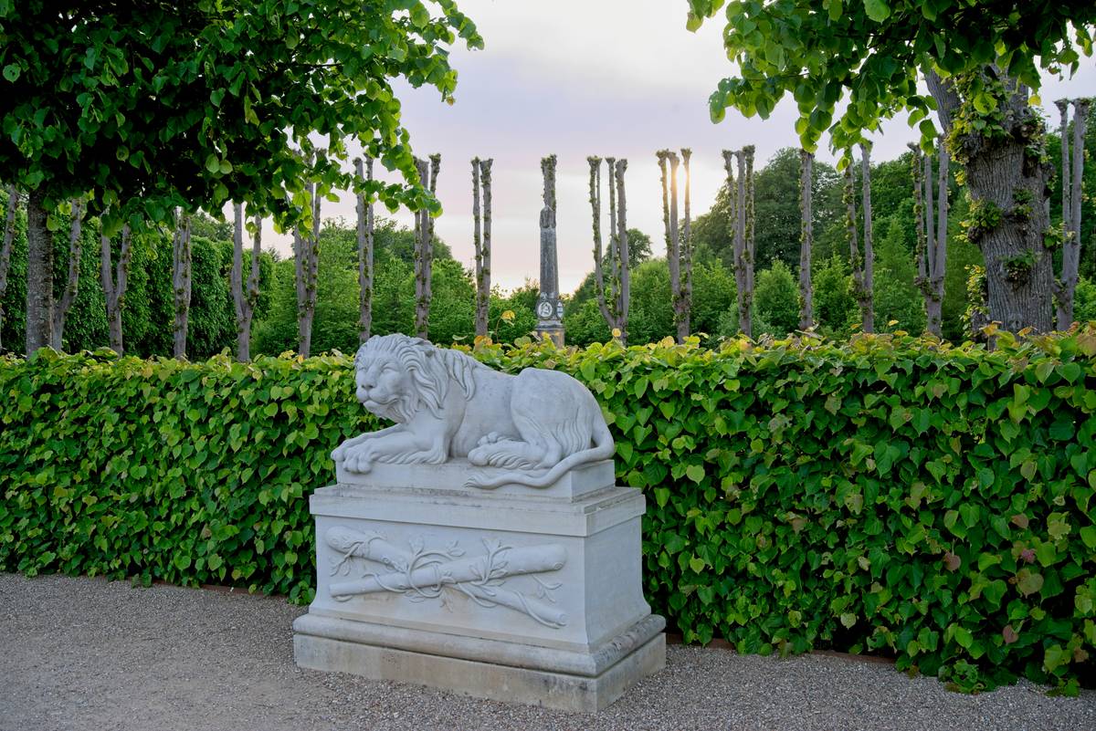 Infographic showing correct vs incorrect garden statue placement based on sightlines, scale, and theme