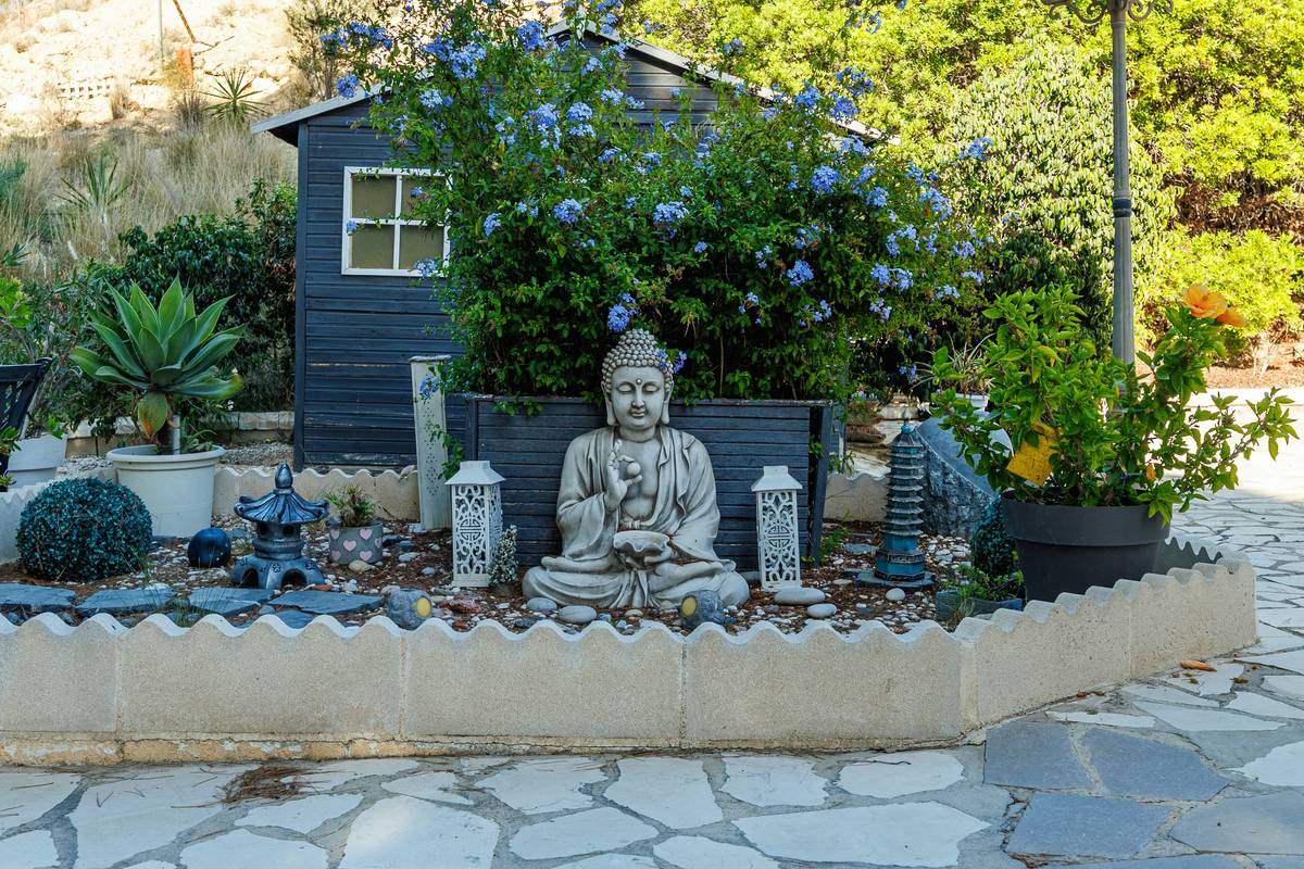 Infographic showing how garden statues create visual zones in outdoor spaces: path divider, seating anchor, entry focal point